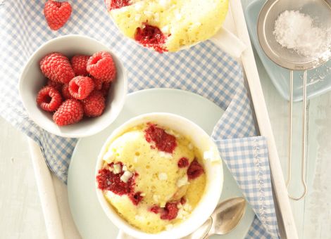 Tassenkuchen  mit Joghurt und Himbeeren