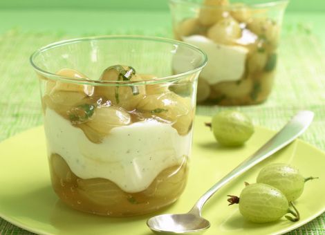 Schichtdessert mit grüner Grütze