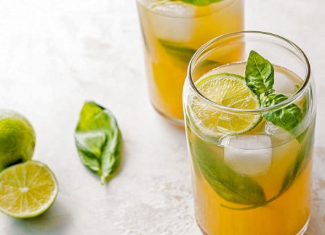 Ingwer-Eistee mit Basilikum und Apfelsaft