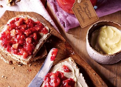 Pflaumenkonfitüre mit Walnüssen