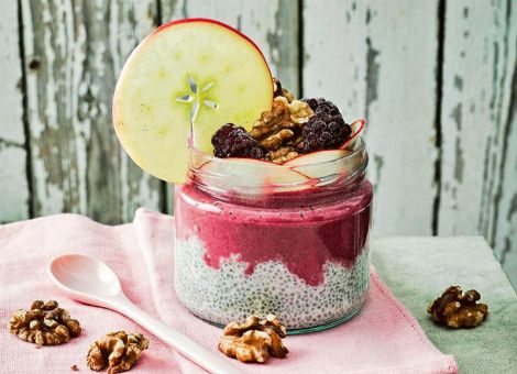 Smoothie-Bowl  mit Blaubeeren und Banane