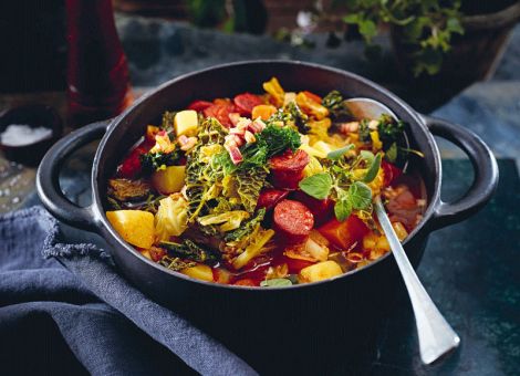 Wirsing-Eintopf mit Chorizo  und Grünkohl-Topping