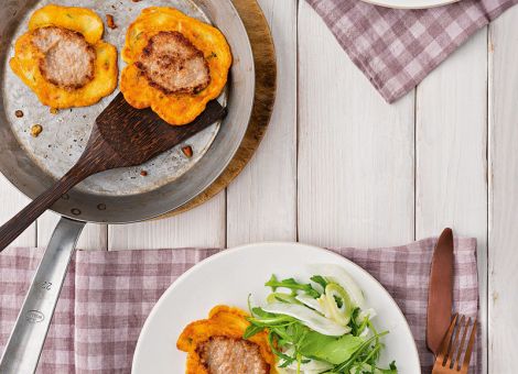 Bratwurst-Puffer  mit Fenchel-Rauke-Salat