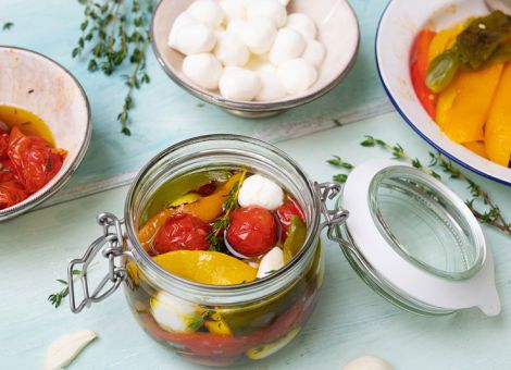 Eingelegte Tomaten  und Paprika in Öl