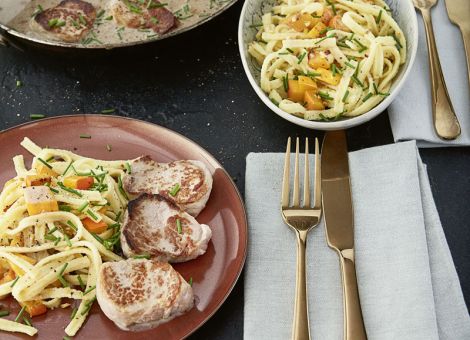 Filetschnitzel in Ceylon-Rahm mit Haselnuss-Kürbisspätzle