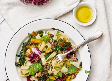 Mangold-Radicchio-Tagliatelle mit Oliven und Walnüssen