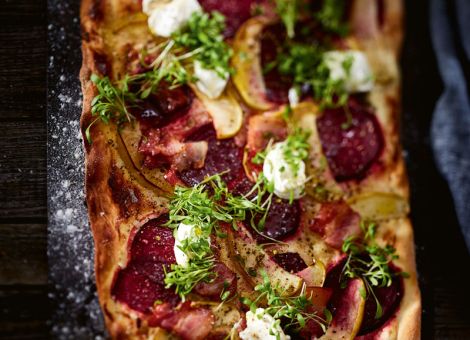 Flammkuchen  mit Roter Bete und Kresse
