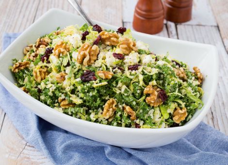 Grünkohl-Quinoa-Salat  mit Walnüssen und Feta