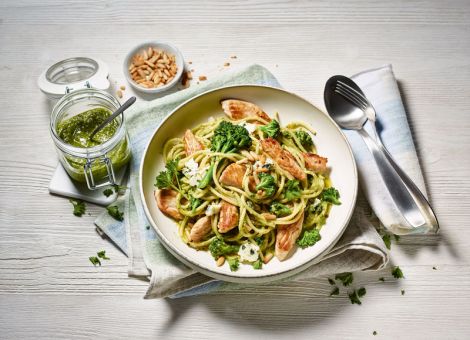 Putenbruststreifen mit  Brokkoli-Pesto und Spaghetti