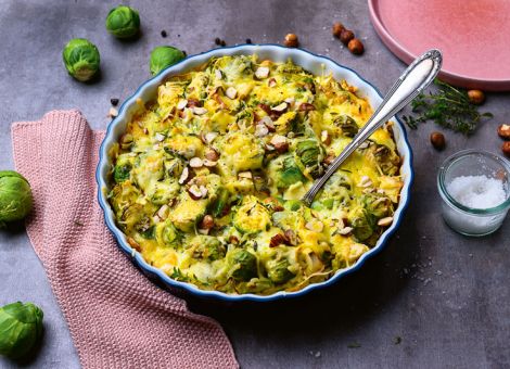 Lauch-Pastinaken-Rosenkohl-Gratin mit Bergkäse