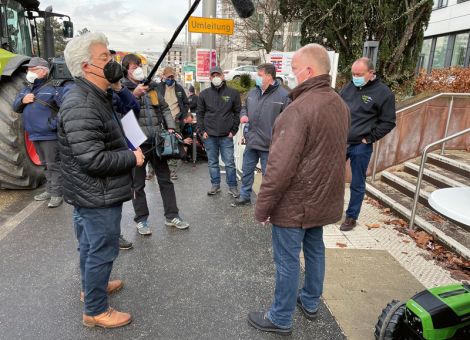 Mahnwache und Schlepperkorso in Wiesbaden
