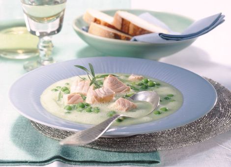 Feine Erbsencreme-Suppe  mit Lachsforelle