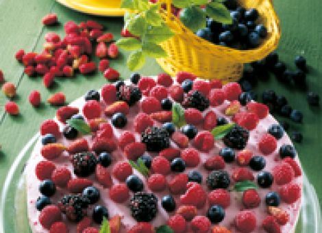 Käsesahne-Torte  mit Waldfrüchten