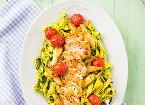 Bärlauchpesto-Pasta  mit Hähnchenschnitzeln
