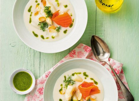 Spargelcremesuppe  mit Kresseöl