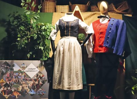 Schaufensterpuppen in Tracht