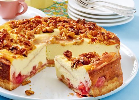 Erdbeer-Rhabarber-Käsekuchen mit Walnusshaube