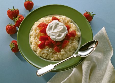 Milchreis mit Erdbeeren  und Sahnehaube