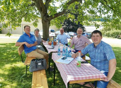 Agrarpolitisches Gespräch unter dem Nussbaum