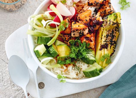 Poké-Bowl  mit Lachs, Avocado und Gurke