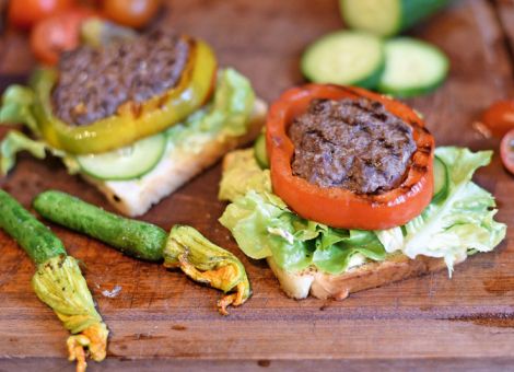 Rotwild-Paprika-Bulette  mit frischem Gartengemüse