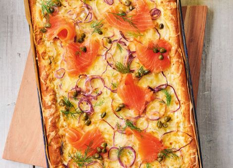 Zwiebel-Quiche  mit geräucherter Lachsforelle