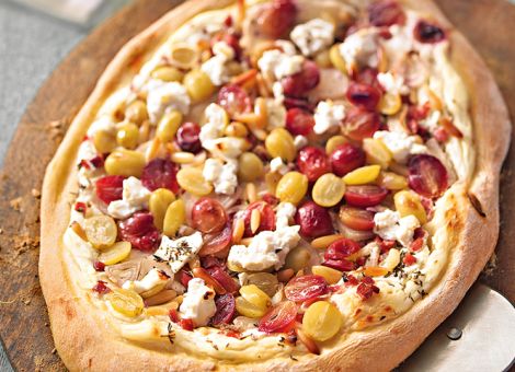 Fruchtig-pikante Fladen  mit Trauben und Ziegenkäse