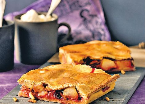 Herbstfrüchte  unter der Teigdecke