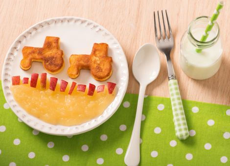 Kartoffelplätzchen-Traktoren auf dem Apfelkompott-Feldweg