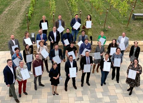 Vom kleinen Bauwagen bis zum riesigen Würfel im Weinberg