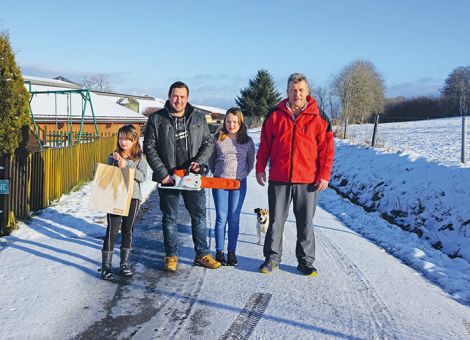 Weihnachtspreisausschreiben: Motorsägen übergeben