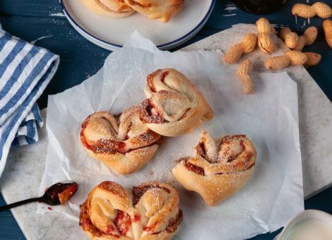 Erdbeer-Hefe-Herzen  mit Erdnussbutter