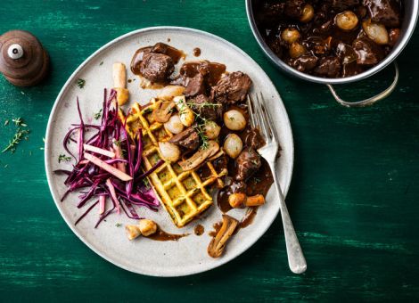 Wildgulasch  mit Kartoffel-Kräuter-Waffel