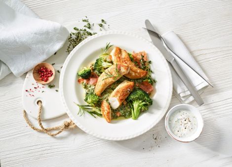 Hähnchen-Innenfilets  mit Linsen, Brokkoli und Speck