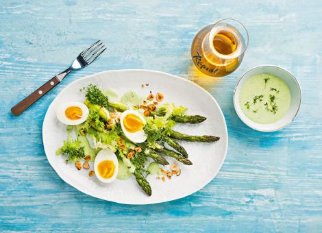 Grünspargel mit grüner Sauce