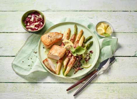 Putenfilet mit zweierlei  Spargel im Speckmantel
