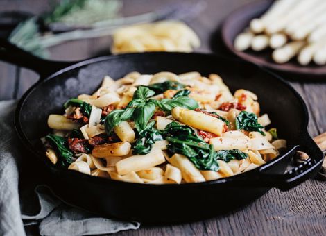 Spargel-Schwenkpfanne mit Bandnudeln