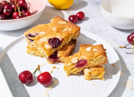 Kirsch-Blondies  mit Mandeln