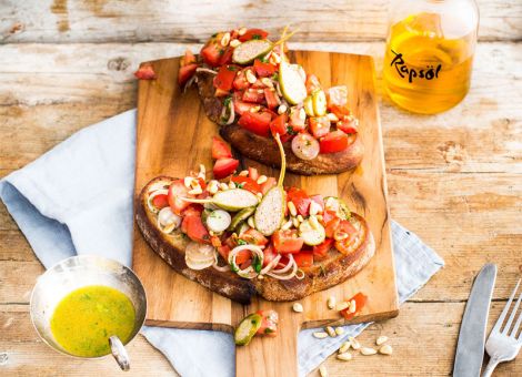 Krustenbrot mit Tomaten-Kapernsalat und Basilikum