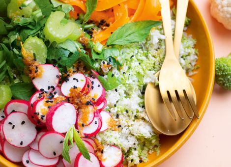 Sommer-Salat-Bowl mit  Brokkoli-Blumenkohl-Couscous