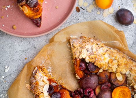 Galette mit Aprikosen, Pflaumen und Kirschen