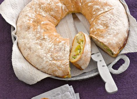 Brotkranz mit mediterraner Füllung