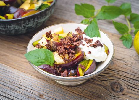Birnen-Pflaumen-Salat  mit Schoko-Nuss-Crunch