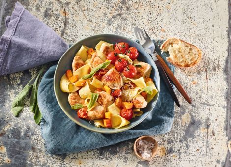 Puten-Pappardelle  mit Kürbis, Salbei und Tomate