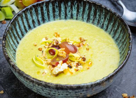Lauchsuppe mit gegrilltem  Ziegenkäse und Walnüssen