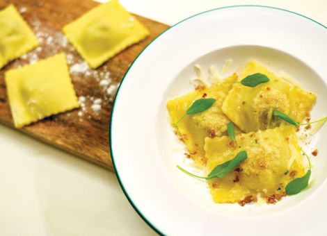 Ravioli gefüllt mit Wild,  Maronen und Salbei