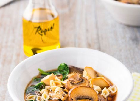 Nudelsuppenbowl  mit Spinat und Pilzen