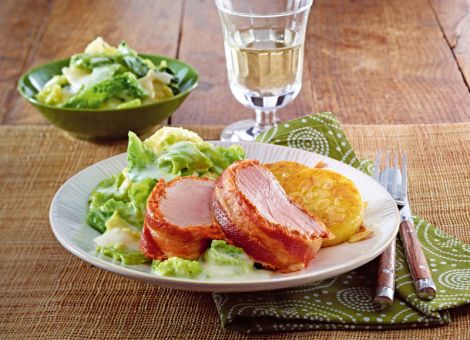 Schweinefilet  im Speckmantel zu Wirsing