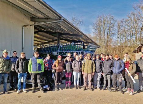 Auszubildende schnuppern landwirtschaftliche Praxisluft