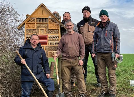 Zahlreiche Nisthilfen für Insekten angebracht